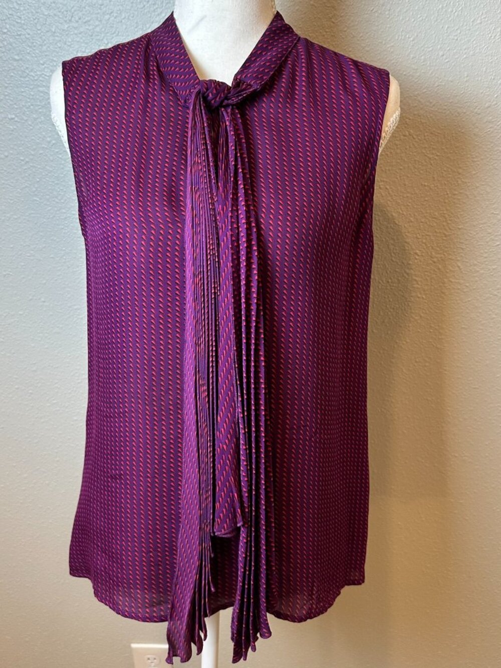 Kelly Wearstler 100% Silk Tie Neck Blouse Size S Purple Red Geometric Pleated